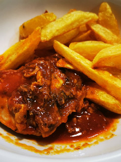 Una foto de Pollo Frito en Salsa de Tomate & Papas Fritas