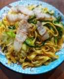 Mì trứng xào rau