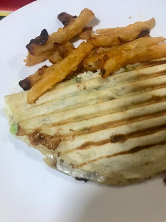 Una foto de Sándwich de pollo y manzana