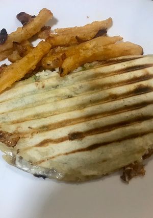 Una foto de Sándwich de pollo y manzana