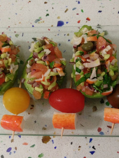 Una foto de Aguacates rellenos de guacamole con surimi y cilantro