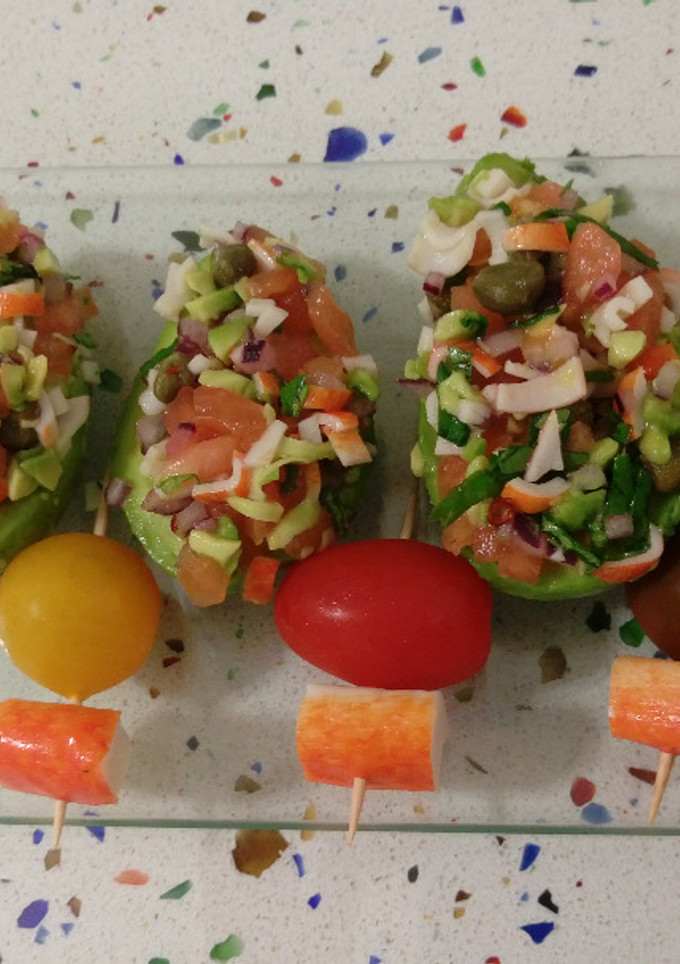 Una foto de Aguacates rellenos de guacamole con surimi y cilantro