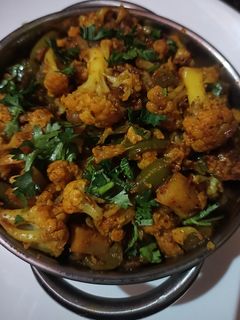 फूलगोभी शिमलामिर्च की सब्ज़ी (phool gobi shimla mirch ki sabzi recipe in Hindi) रेसिपी मुख्य फोटो