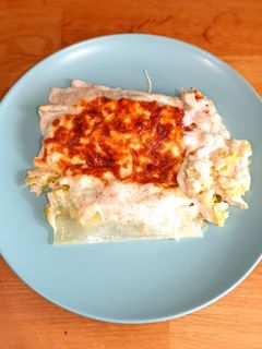 Una foto de Canelones de puerro con gambas y merluza