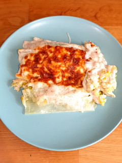 Una foto de Canelones de puerro con gambas y merluza