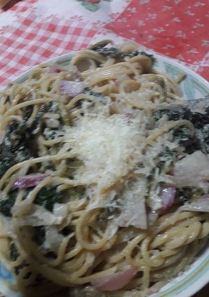 Una foto de Fideos integrales con salteado de rabanitos de mi huertojardín