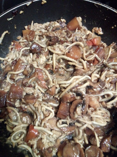 Una foto de Revuelto de gulas, champis y calabaza con salsa de soja