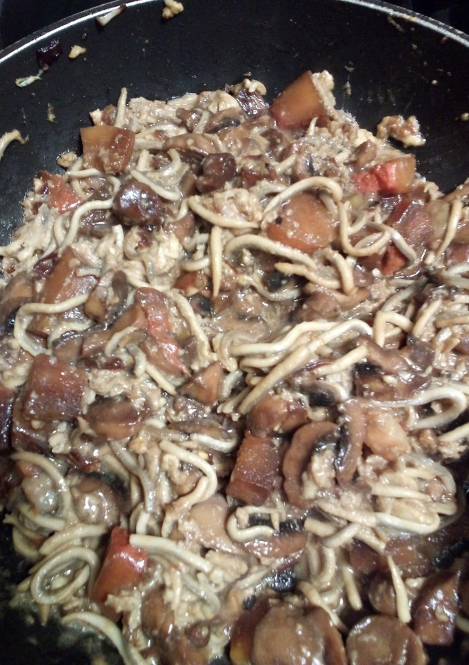 Una foto de Revuelto de gulas, champis y calabaza con salsa de soja