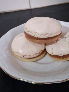 Una foto de Alfajorcitos de merengue rellenos de dulce de leche😋