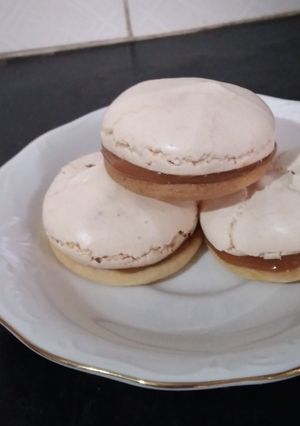 Una foto de Alfajorcitos de merengue rellenos de dulce de leche😋
