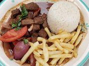 Una foto de lomo saltado