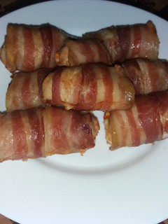 Baconbe göngyölt sajttal töltött csirkemell 🥓🧀🐔 recept fotója