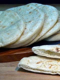 Una foto de Pan de pita sin horno bazlama. pan hecho en sartén. pan al estilo turco