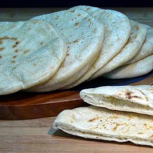 Pan de pita sin horno bazlama. pan hecho en sartén. pan al estilo turco