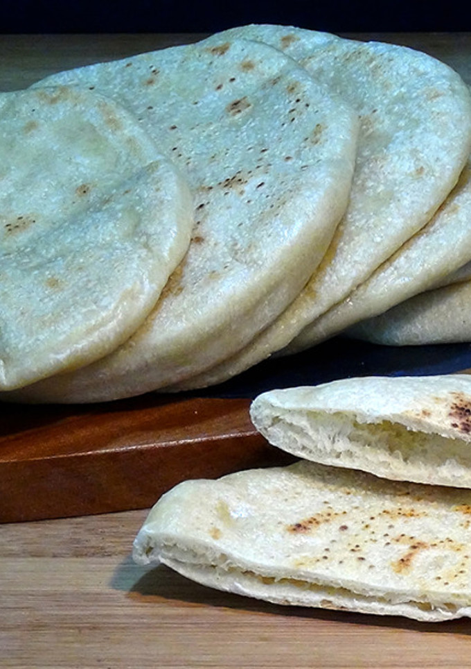 Una foto de Pan de pita sin horno bazlama. pan hecho en sartén. pan al estilo turco