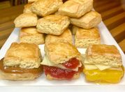 Una foto de scones dulces de harina
