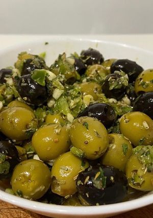 Une photo de Olives noires et vertes pimentées et ails