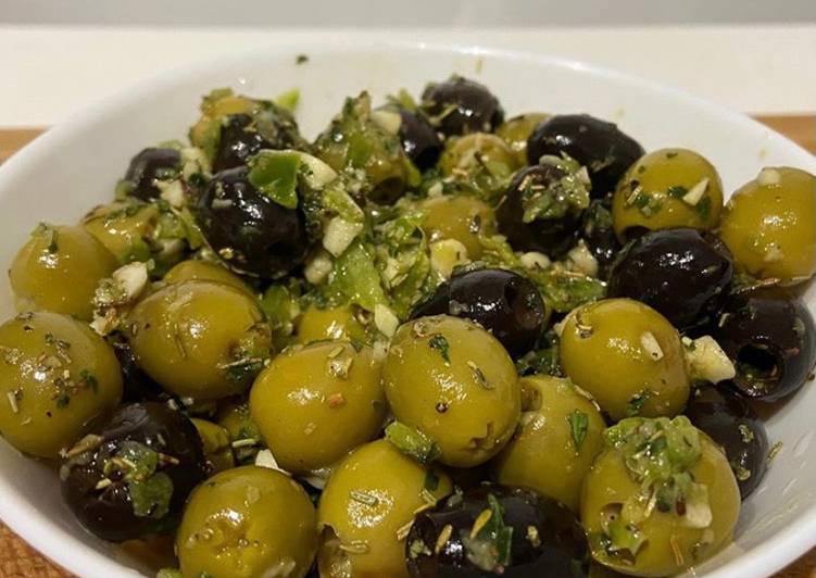 Recipe of Award-winning Olives noires et vertes pimentées et ails