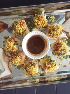 બ્રેડ ચાટ (Bread Chaat Recipe In Gujarati) રેસીપી મુખ્ય ફોટો