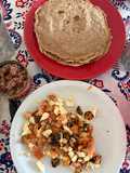 Wrap/taco de harina integral relleno de atún, zanahoria, tomate y huevo