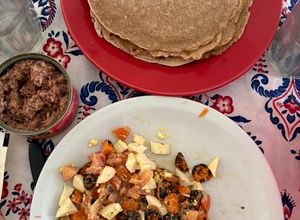 Una foto de Wrap/taco de harina integral relleno de atún, zanahoria, tomate y huevo