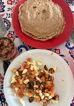 Una foto de Wrap/taco de harina integral relleno de atún, zanahoria, tomate y huevo