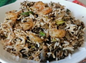Una foto de Wok arroz mongoliano especial con alga nori