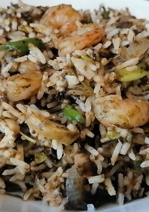 Una foto de Wok arroz mongoliano especial con alga nori