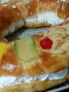 Una foto de Roscón de cítricos relleno de nata😘😘