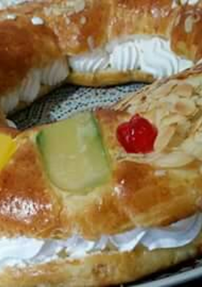 Una foto de Roscón de cítricos relleno de nata😘😘