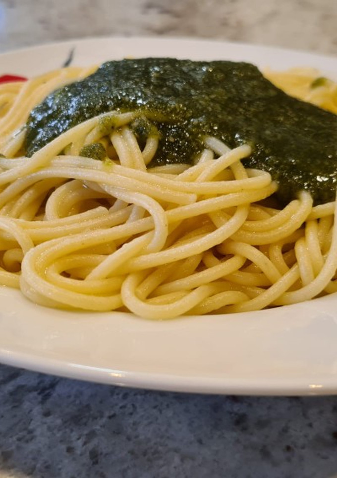 Una foto de Espaguetis con "pesto" de almendras