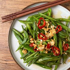 A picture of Runner bean with crispy garlic, salt, chilli and pepper🌶 🧄.