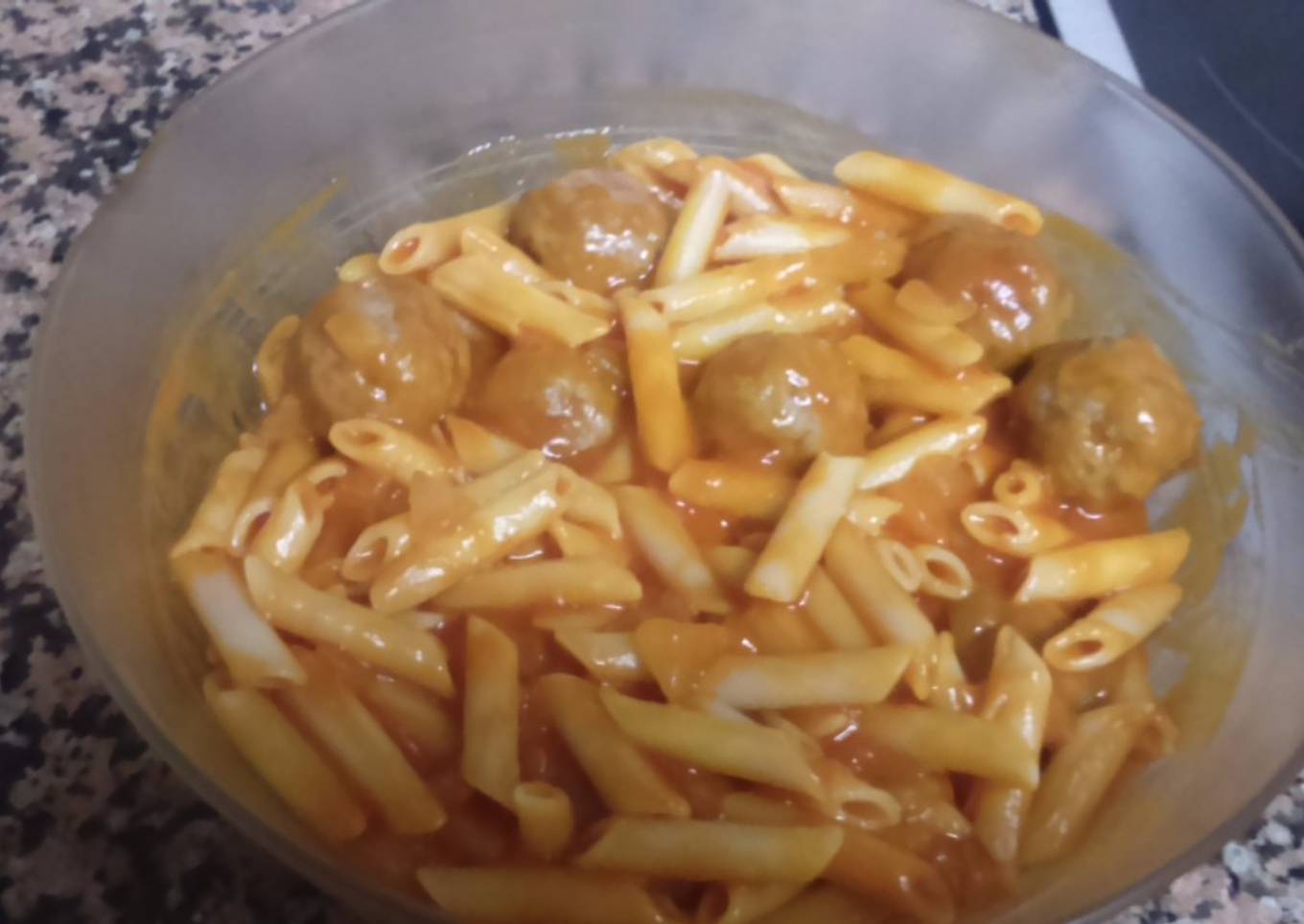 Macarrones con albóndigas y tomate