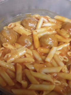 Una foto de Macarrones con albóndigas y tomate