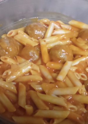 Una foto de Macarrones con albóndigas y tomate