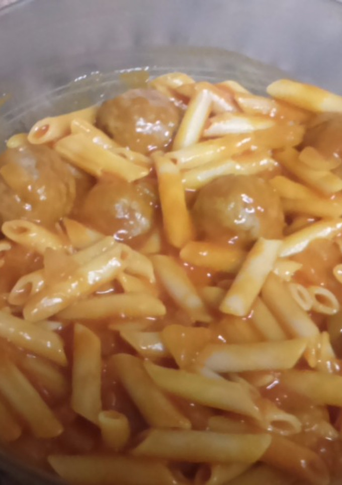 Una foto de Macarrones con albóndigas y tomate