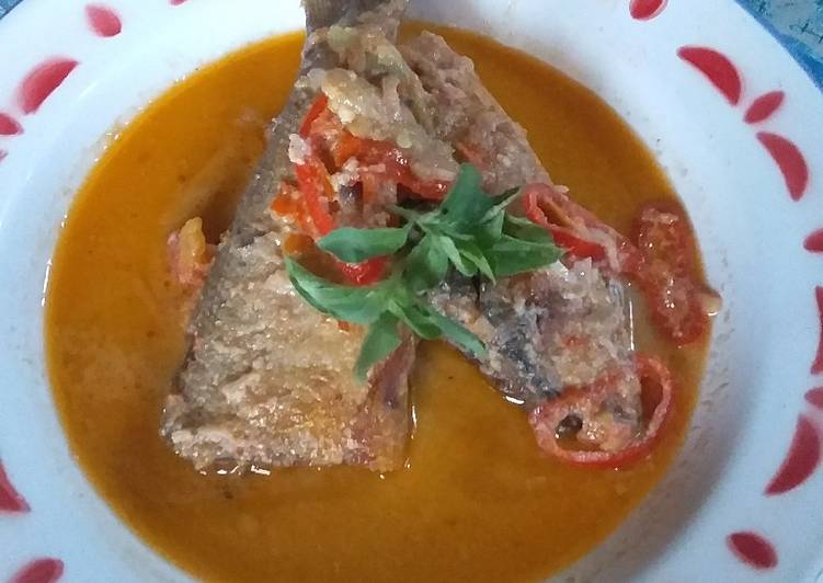 Proses memasak Bandeng kuah santan pedas yang simpel