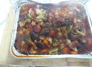 Una foto de Chuletas con verduras y salsa BBQ al horno