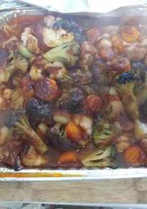 Una foto de Chuletas con verduras y salsa BBQ al horno