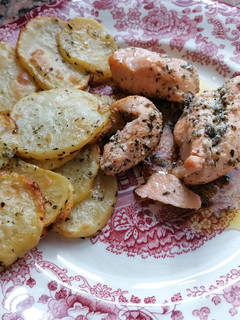 Una foto de Salmón marinado con patatas especiadas al horno