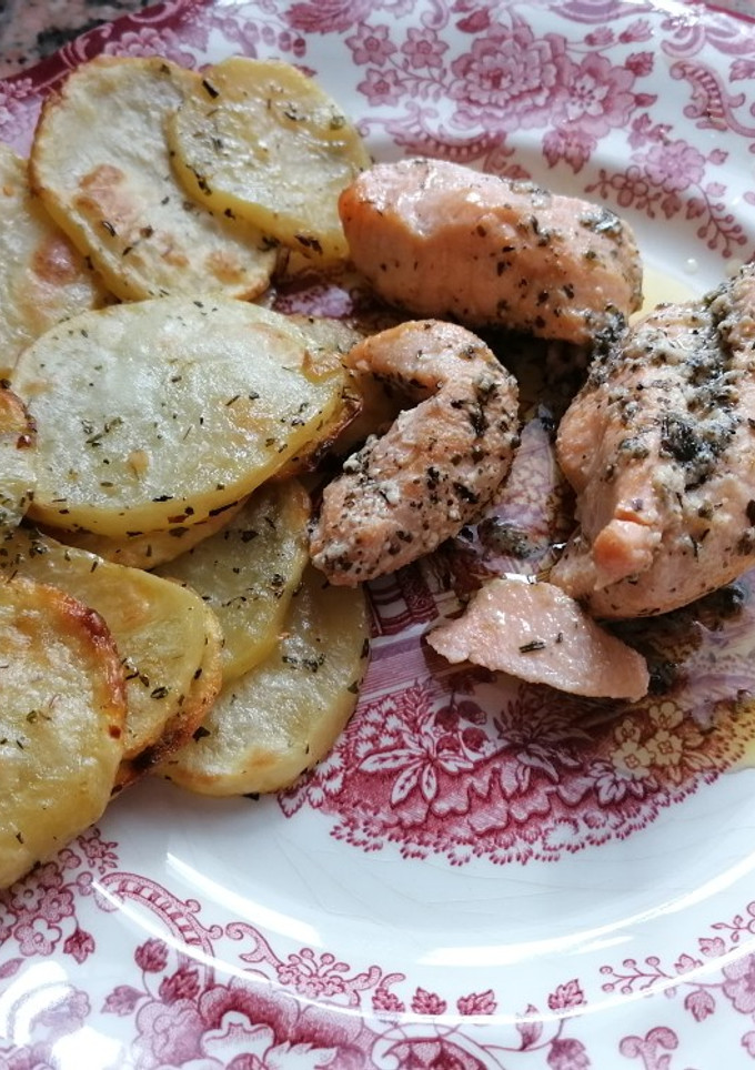 Una foto de Salmón marinado con patatas especiadas al horno