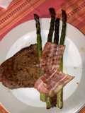 Espárragos grillados con tocino y Bife.