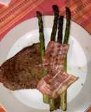 Espárragos grillados con tocino y Bife.
