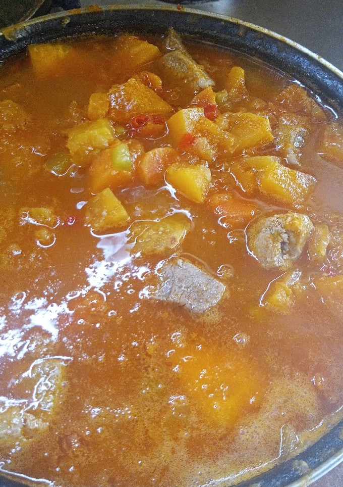 Una foto de Carne de cerdo guisada con calabaza a mi manera😍😋
