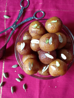 ગુલાબ જાંબુ (Gulab Jamun Recipe In Gujarati) રેસીપી મુખ્ય ફોટો