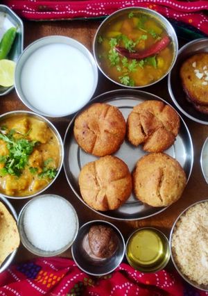 दाल बाटी चूरमा (Dal bati Churma recipe in Hindi) रेसिपी मुख्य फोटो