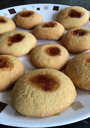 Hình của món Bánh mứt dâu (jam drops).