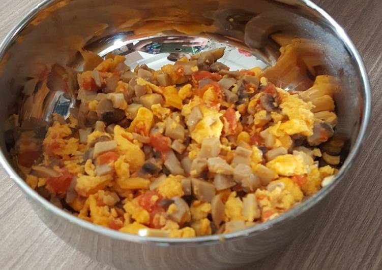 Langkah Mudah untuk Menyiapkan Orak arik telur jamur tomat (mpasi 1y+ / menu balita), Lezat Sekali