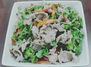 Hình của món Bò xào & salad cải mầm.