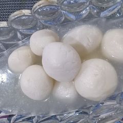 A picture of Chena Rasgoola.